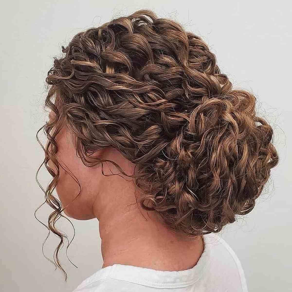 Tiefer Curly Bun Haarknoten