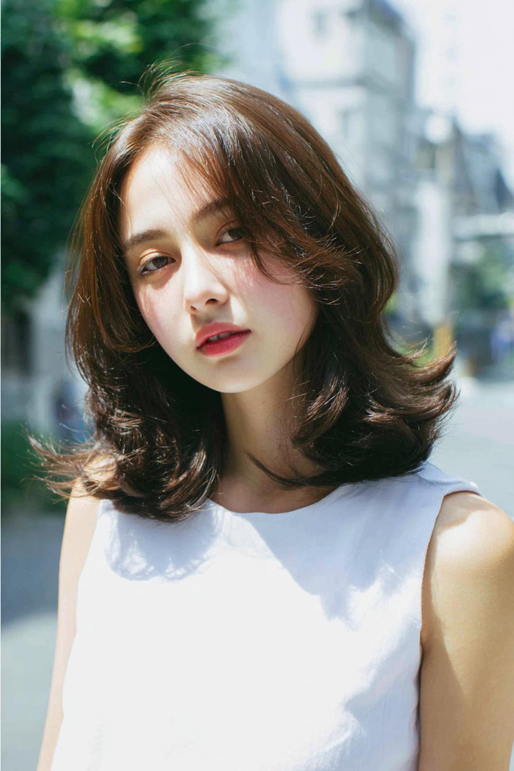 10. Mittellange Frisuren 2026 als Clavicle Cut mit Face-Framing-Strähnen