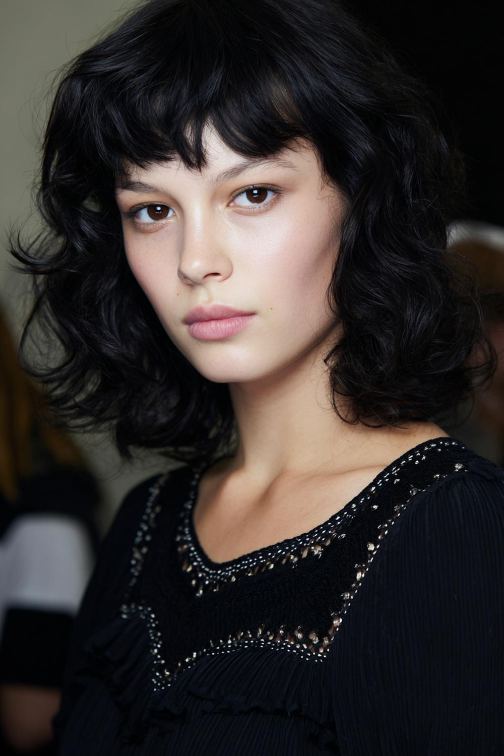 11. Mittellange Frisuren 2026 als Monochrom-Lob mit grafischer Kante