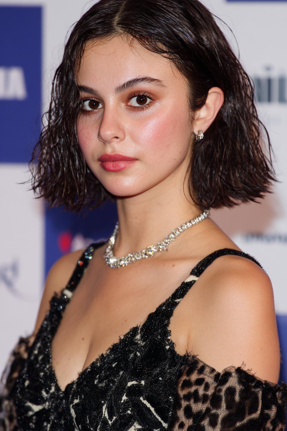 12. Mittellange Frisuren 2026 als „Wet Look“ Bob verlängert für Abend-Looks