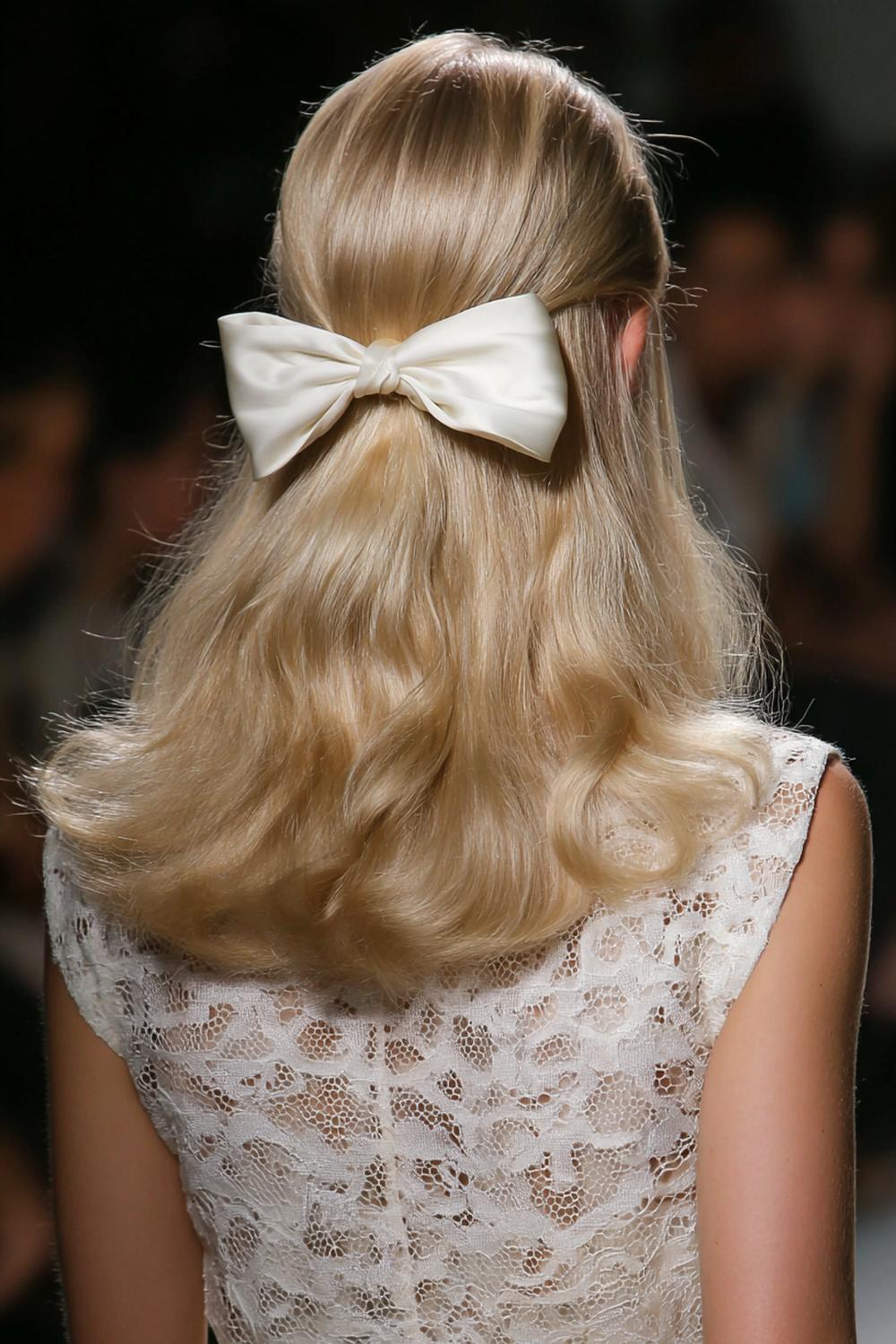 13. Mittellange Frisuren 2026 als Half-Up-Lob mit Schleife und soften Wellen