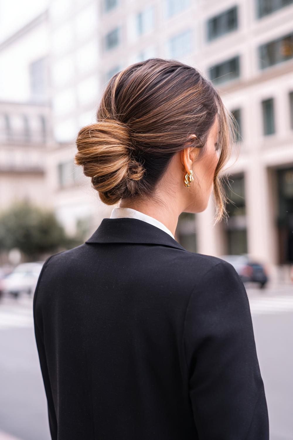 14. Mittellange Frisuren 2026 als Low-Bun mit Mittellänge und polierten Konturen