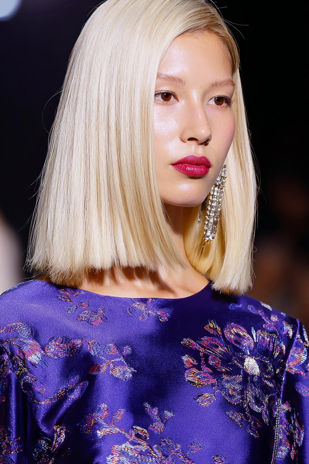 7. Mittellange Frisuren 2026 als Sleek Cut mit tiefem Seitenscheitel