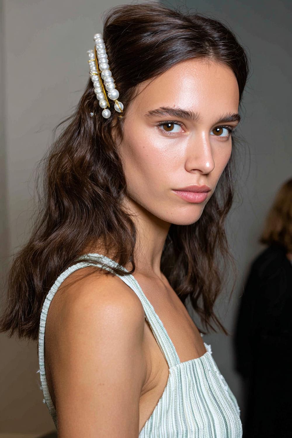 10. Moderne Haar Looks 2026: Half-Up Twist mit Perlenclips und Face-Framing