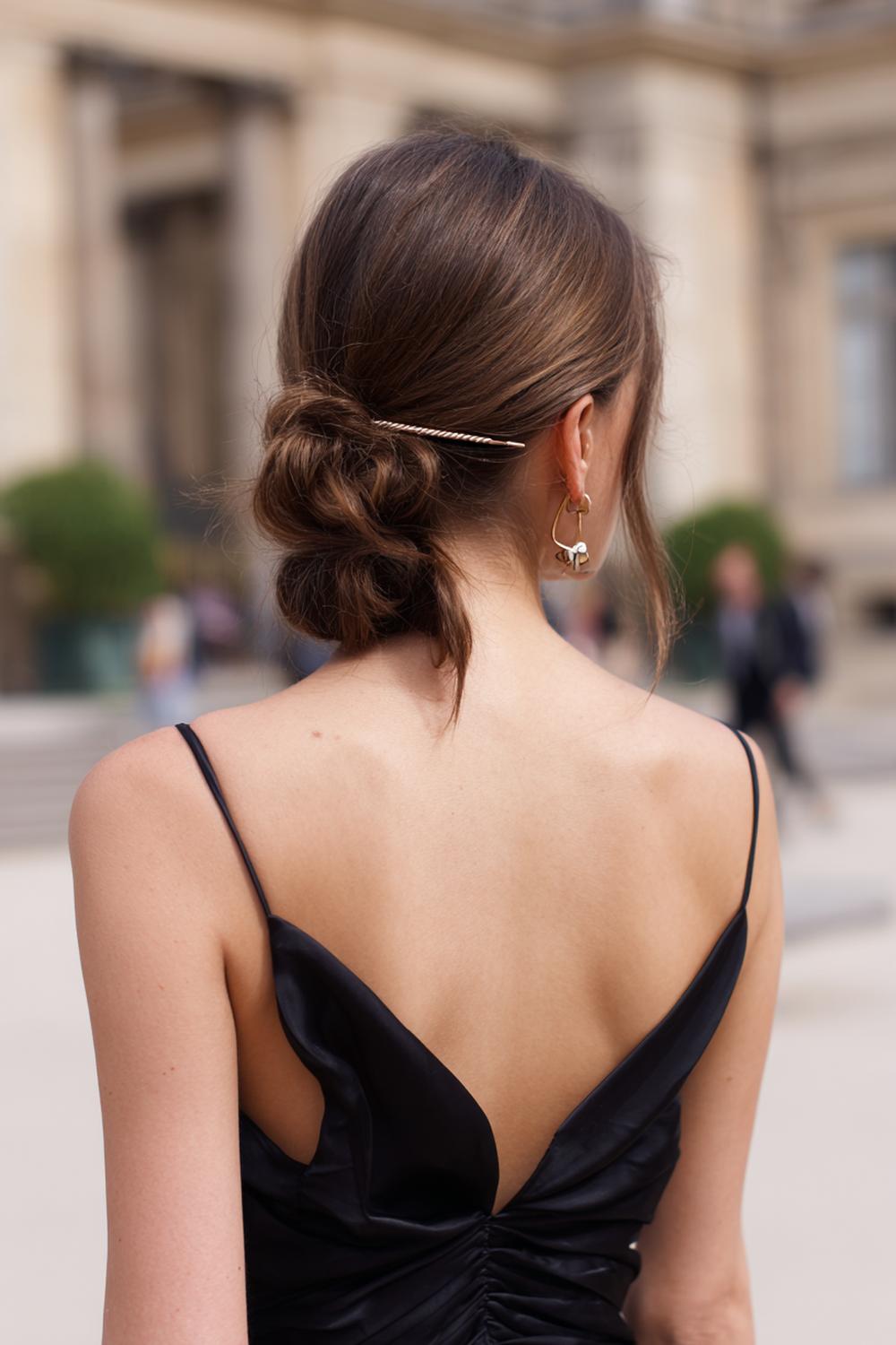 12. Moderne Haar Looks 2026: French Twist mit modernem Clip und glattem Finish