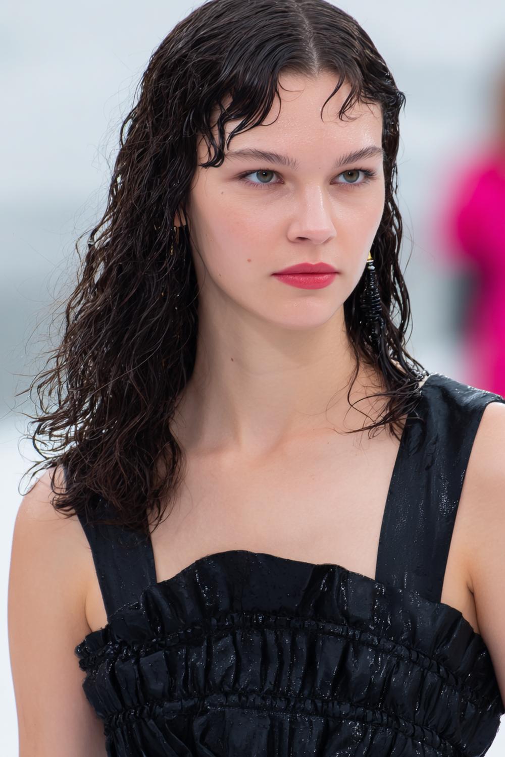 13. Moderne Haar Looks 2026: Wet-Look Waves mit Seitenscheitel und Gloss Gel
