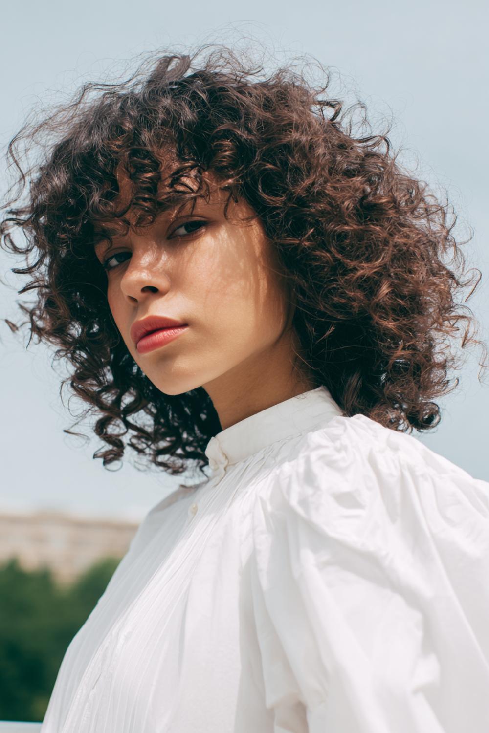 17. Moderne Haar Looks 2026: Natürliche Locken mit Defining-Cream und Halo-Volumen