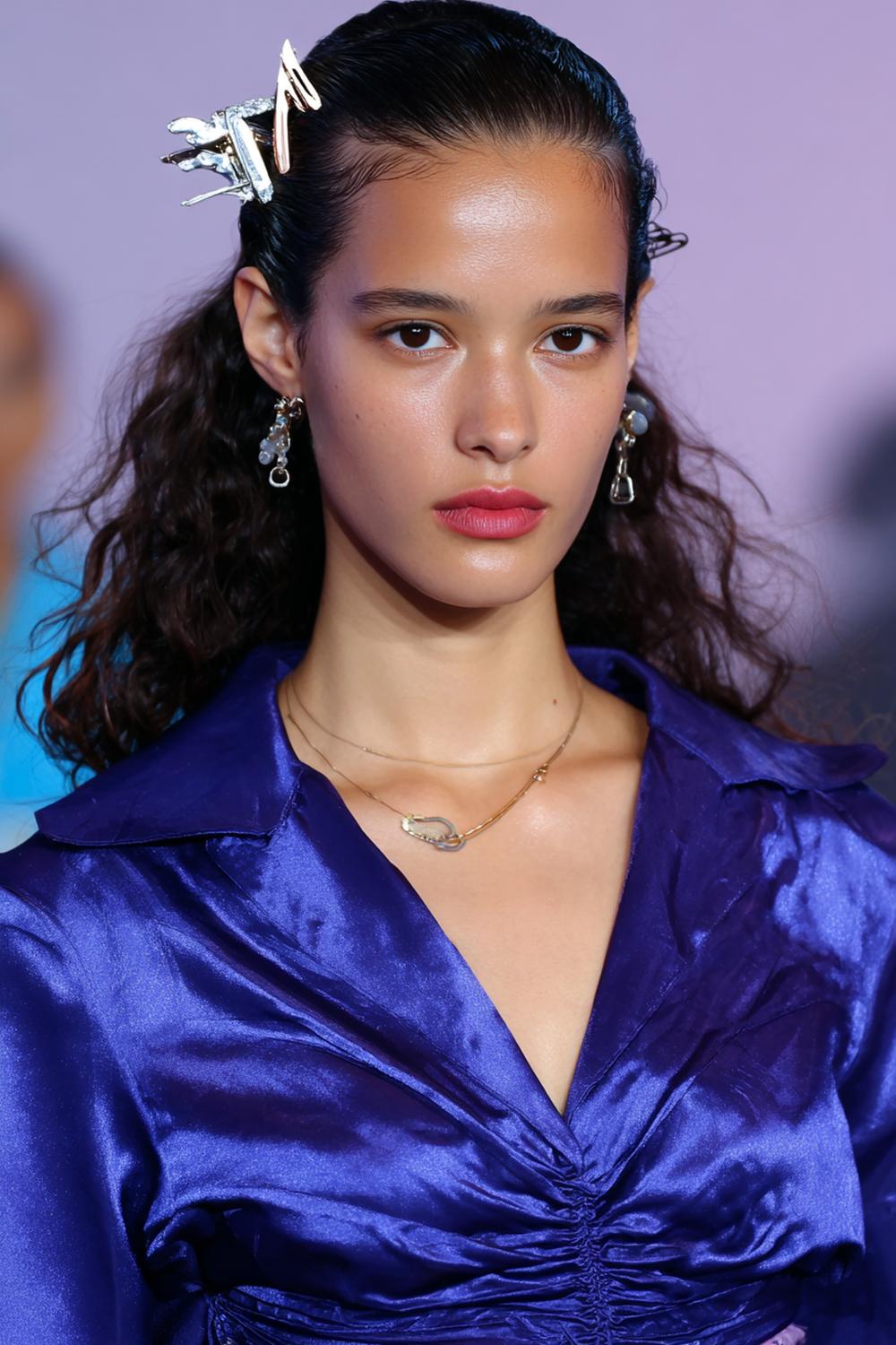 27. Moderne Haar Looks 2026: Claw-Clip Twist mit sichtbarer Länge und Seidenglanz