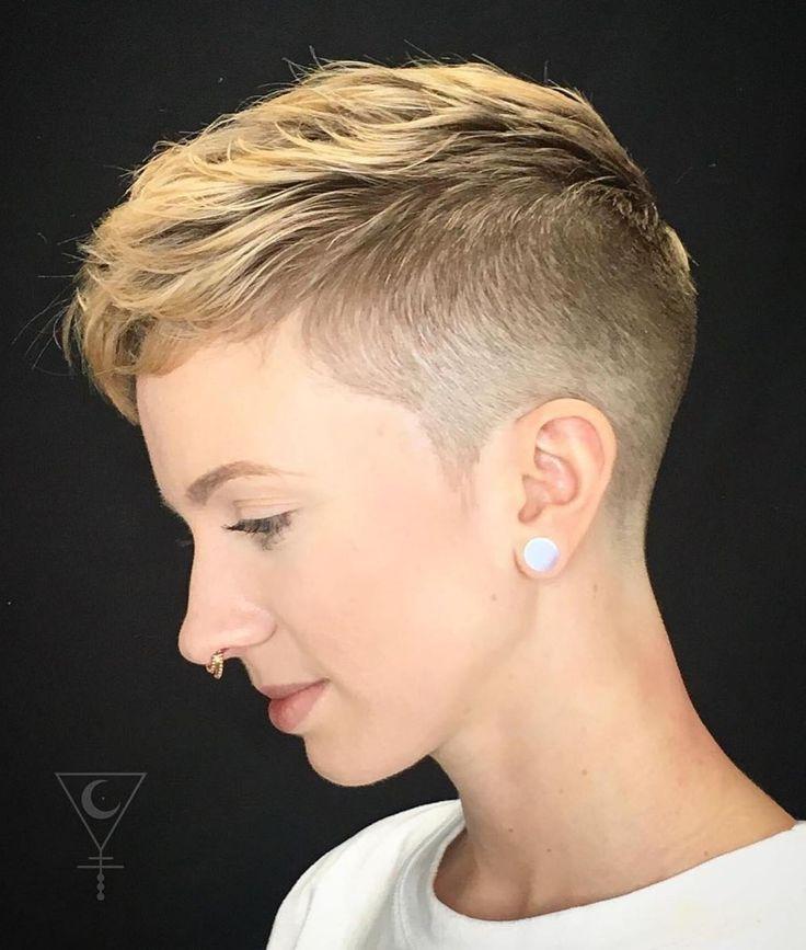 Moderner blonder Pixie mit rasierten Seiten