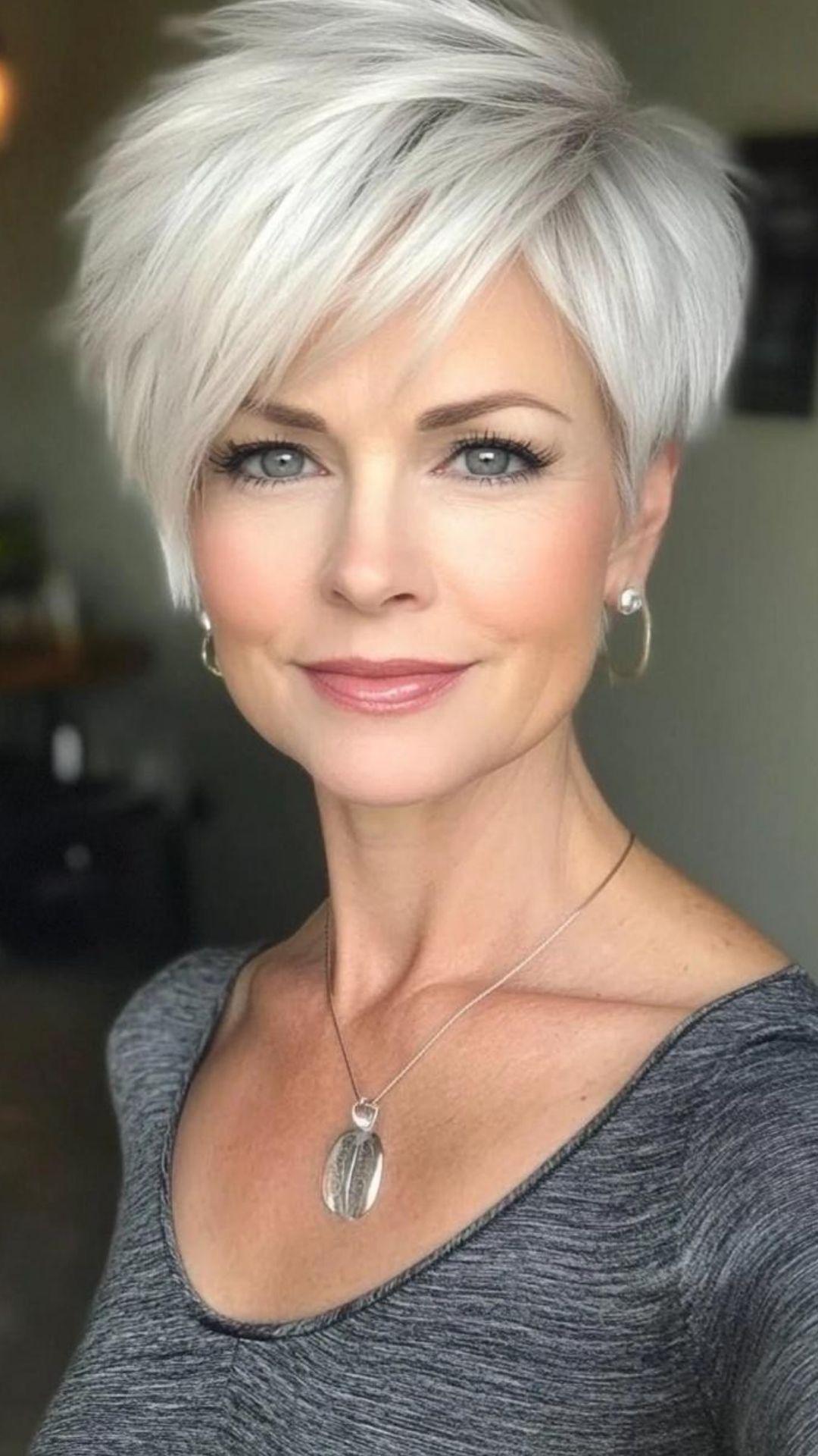 Eleganter moderner silberner Pixie Cut