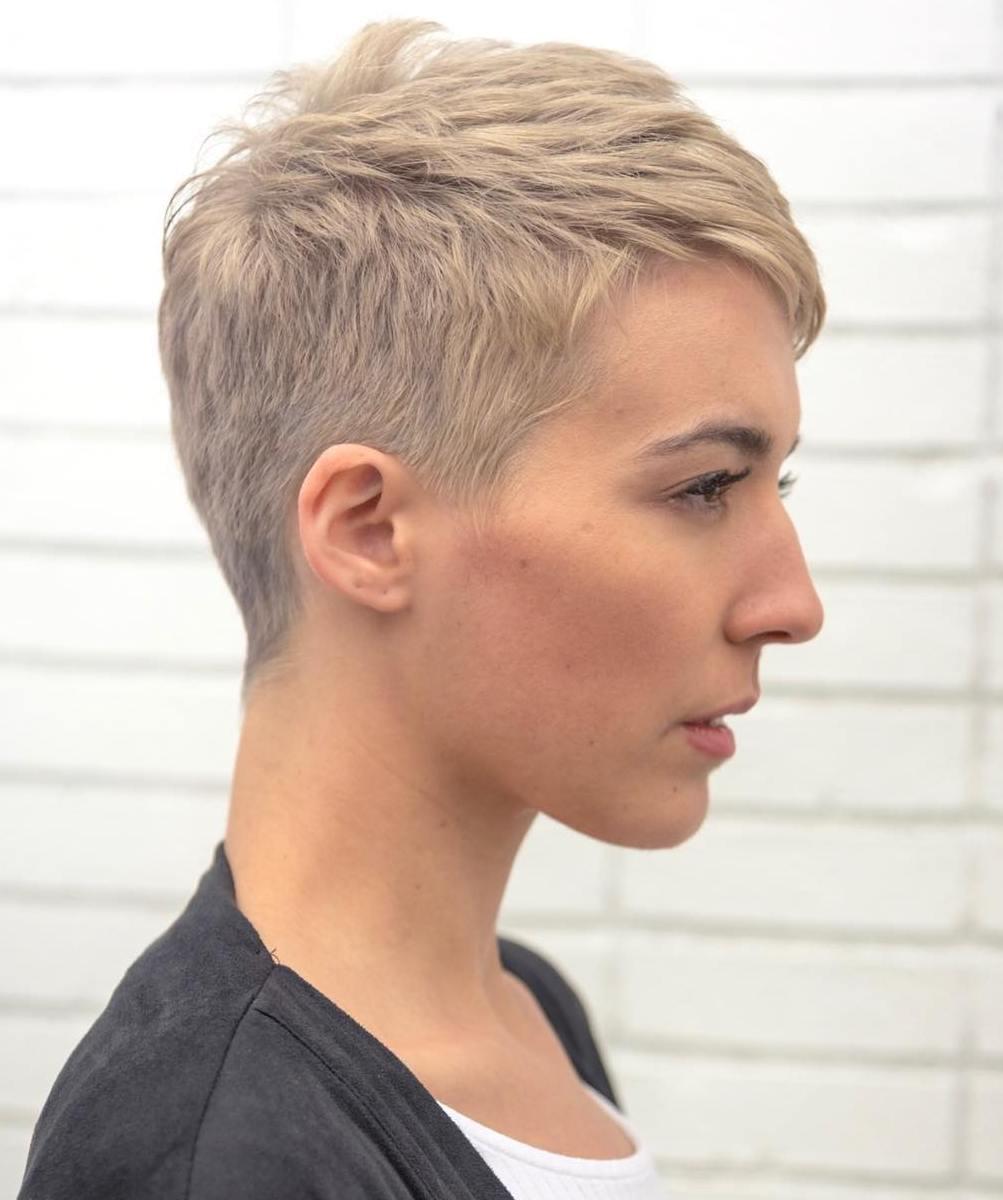Natürlicher blonder Pixie