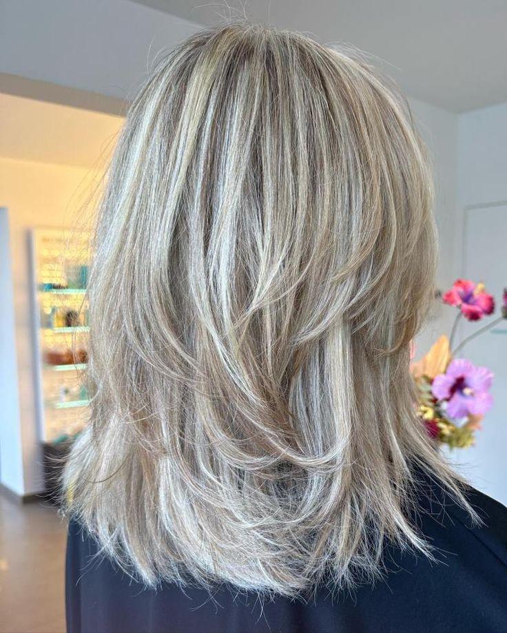 Beige blonde Stufenfrisur