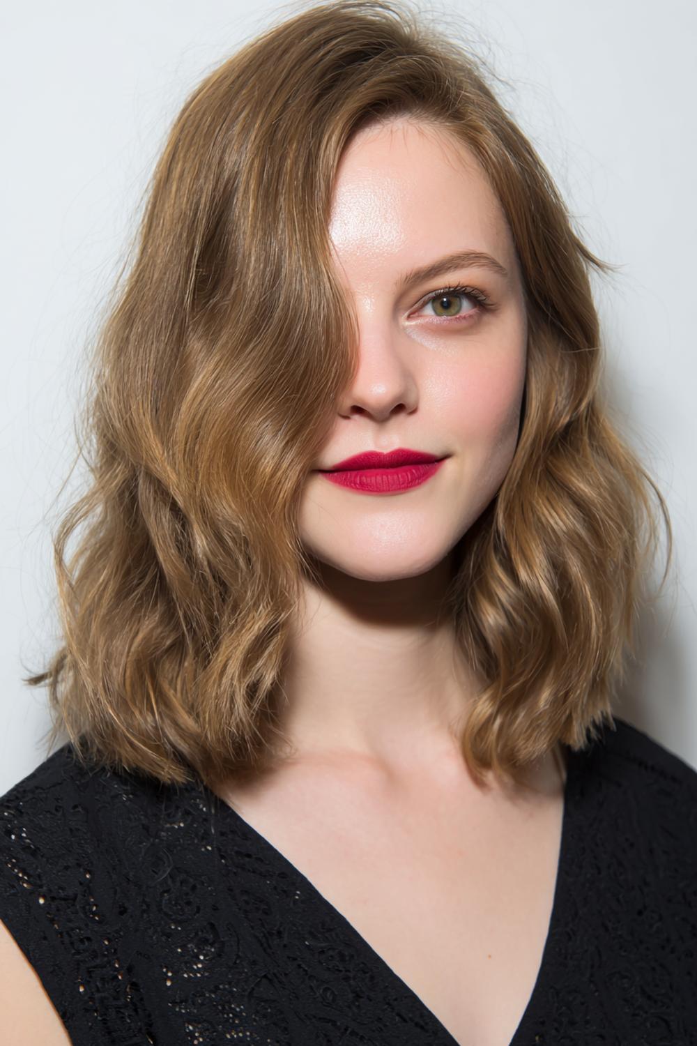 13. Neue Frisuren 2026: Wavy Lob mit sanften S-Wellen und Side Part