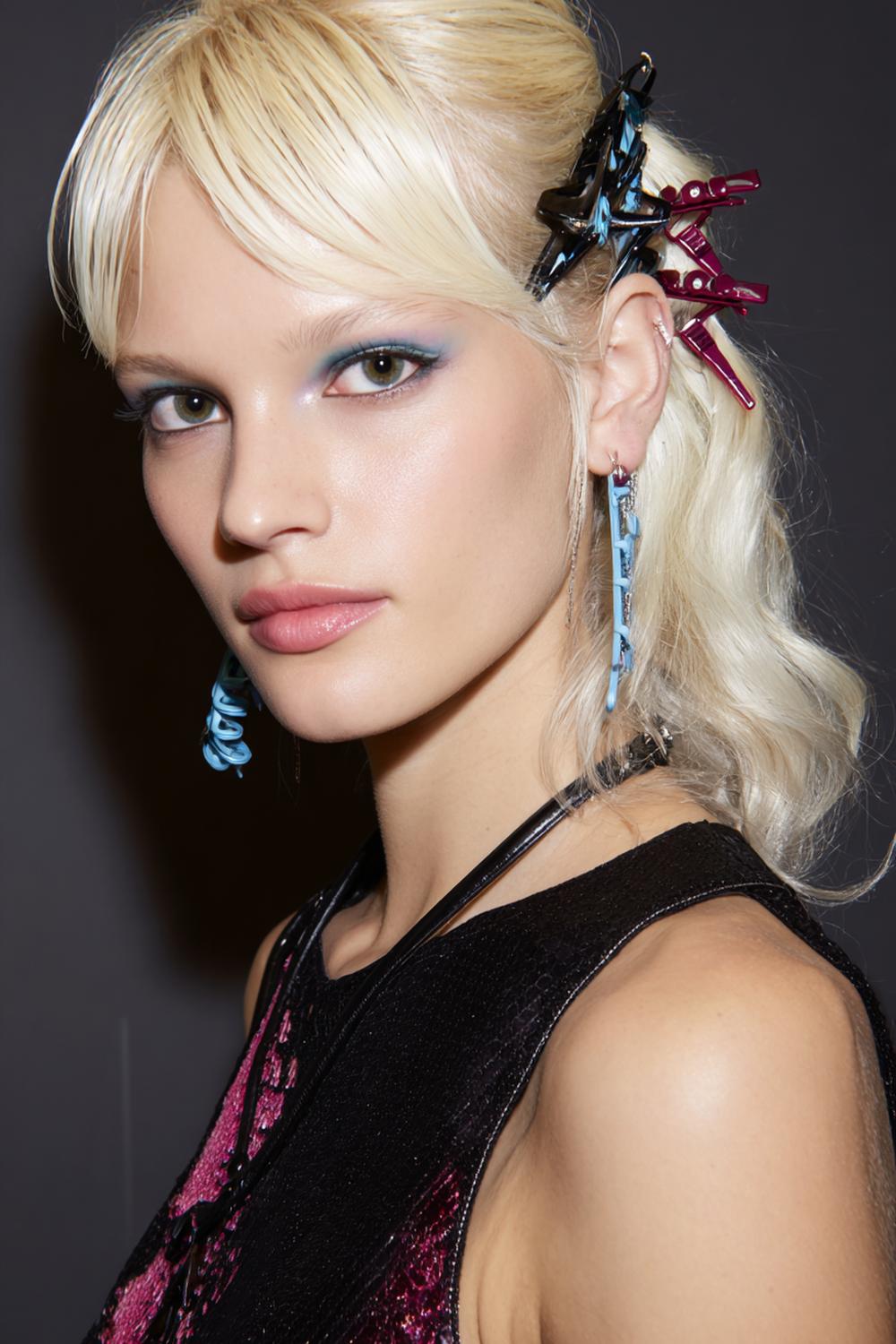 23. Neue Frisuren 2026: Claw-Clip Twist mit Face-Framing-Strähnen