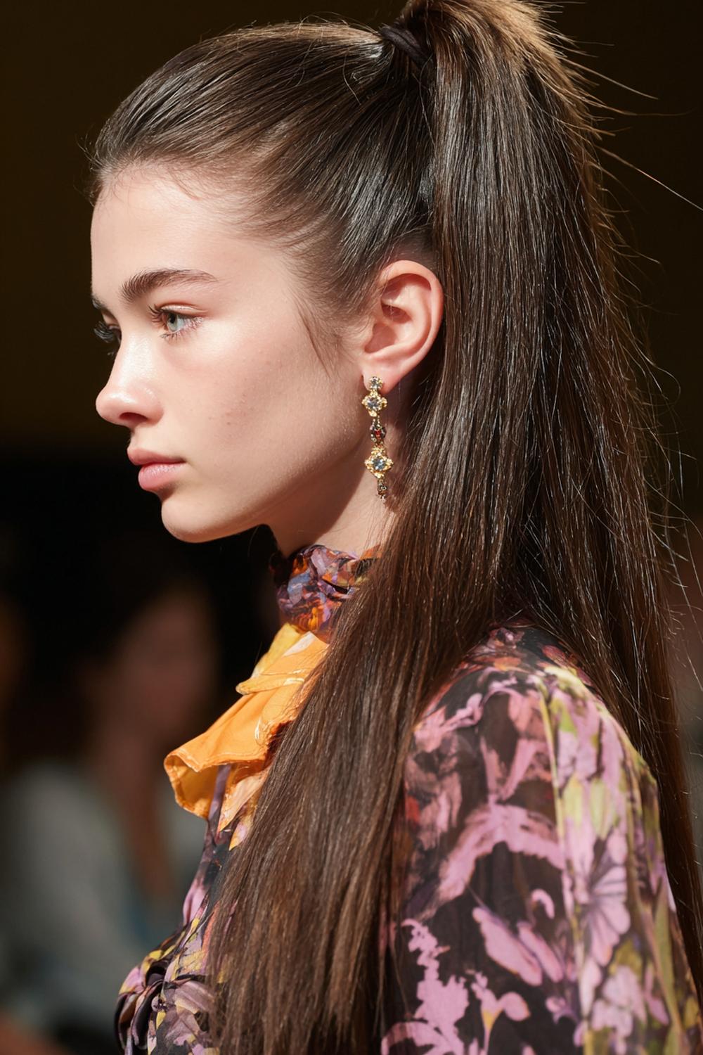 9. Neue Frisuren 2026: Hoher Pferdeschwanz mit Lift am Ansatz