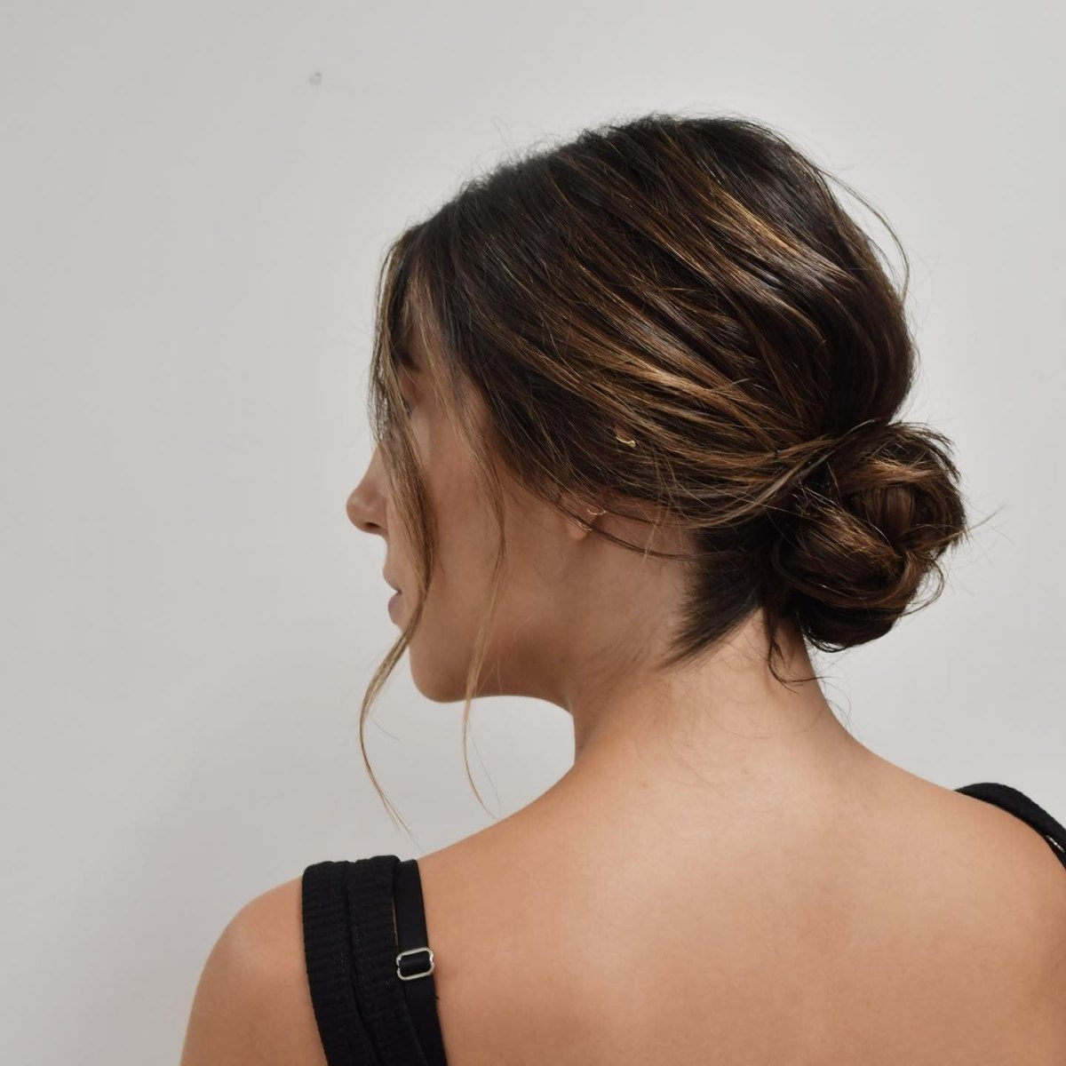 Niedriger Messy Bun im Nacken mit dunklem Haargummi