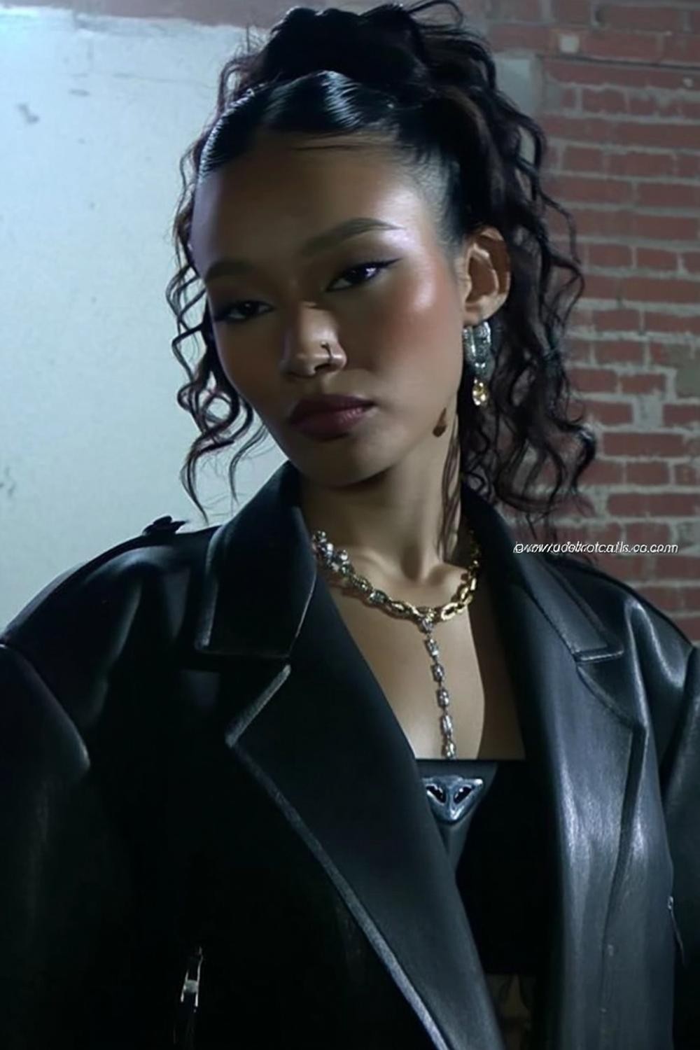 Lockiger Hochsteckfrisur mit Ketten