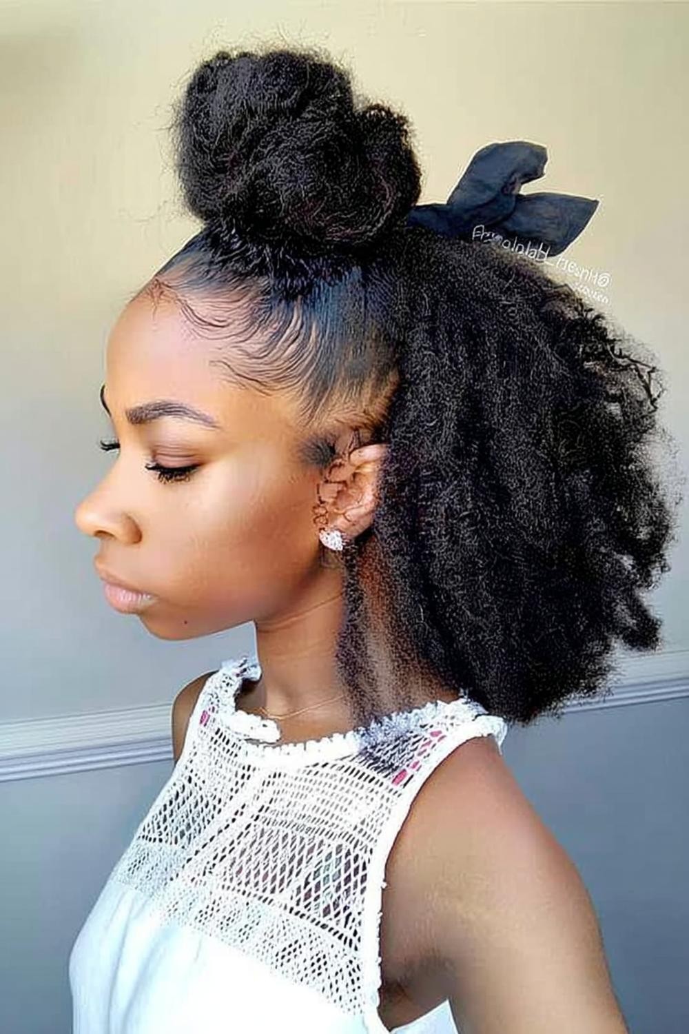 Fröhliche kurze Locken