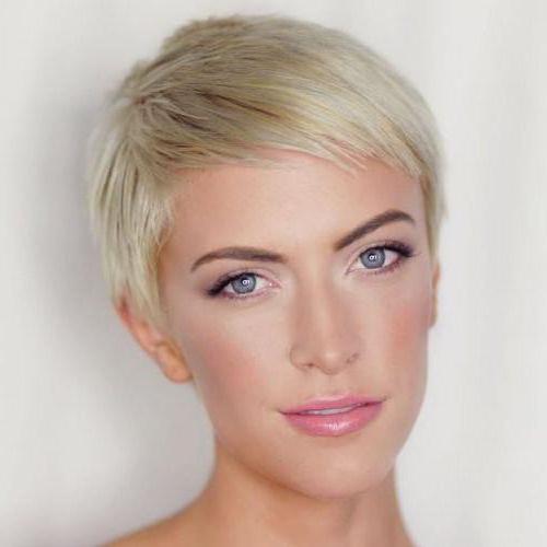 Pflegeleichter blonder Pixie