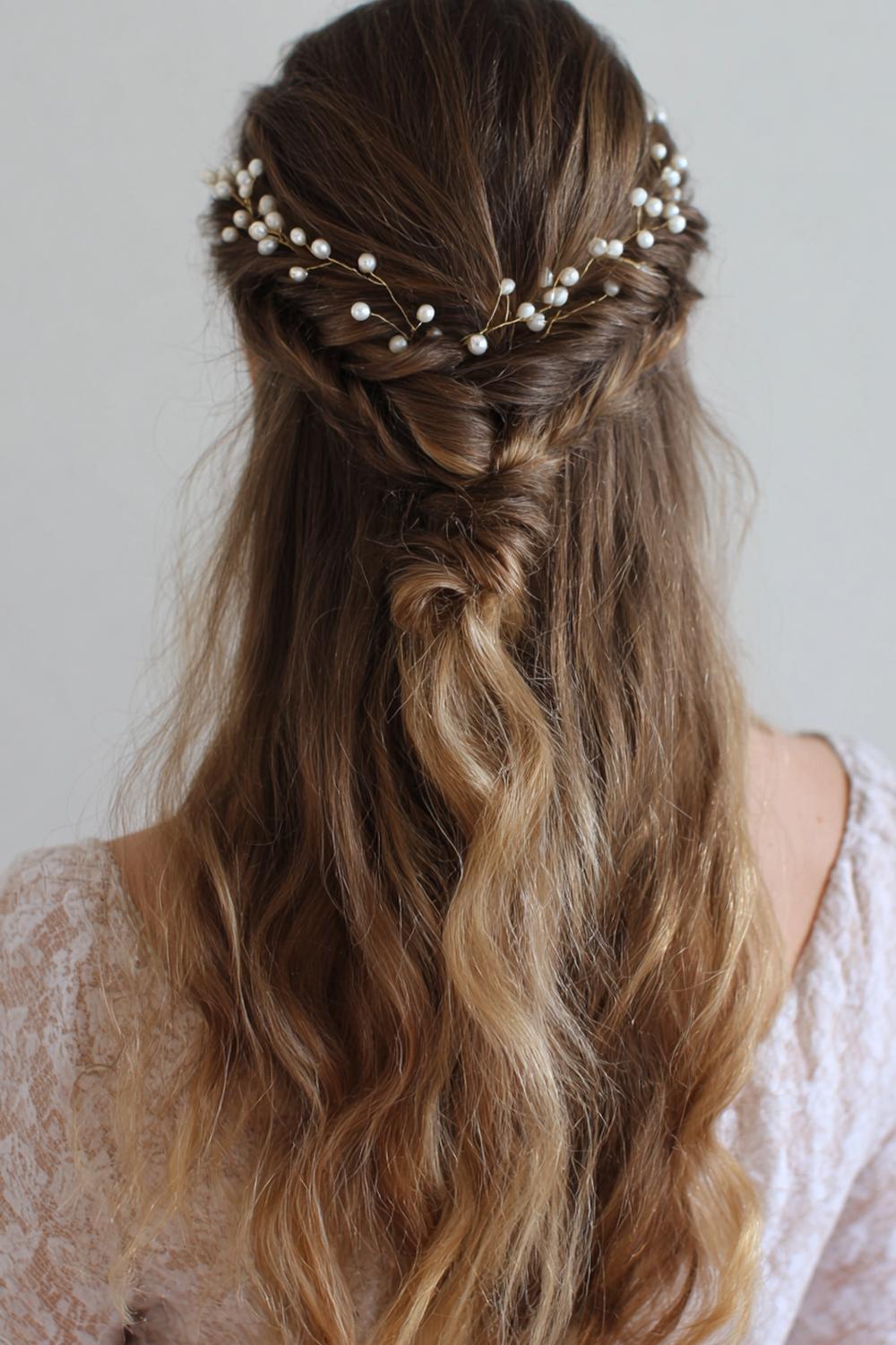 11. Pinterest Haar Inspiration 2026: Halo Braid mit Perlenpins und romantischem Nacken