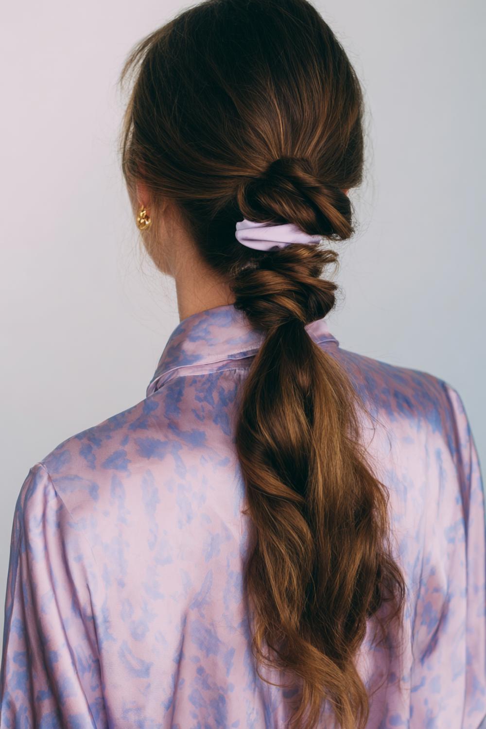 12. Pinterest Haar Inspiration 2026: Claw-Clip Twist mit Seidenbluse und sanften Strähnen