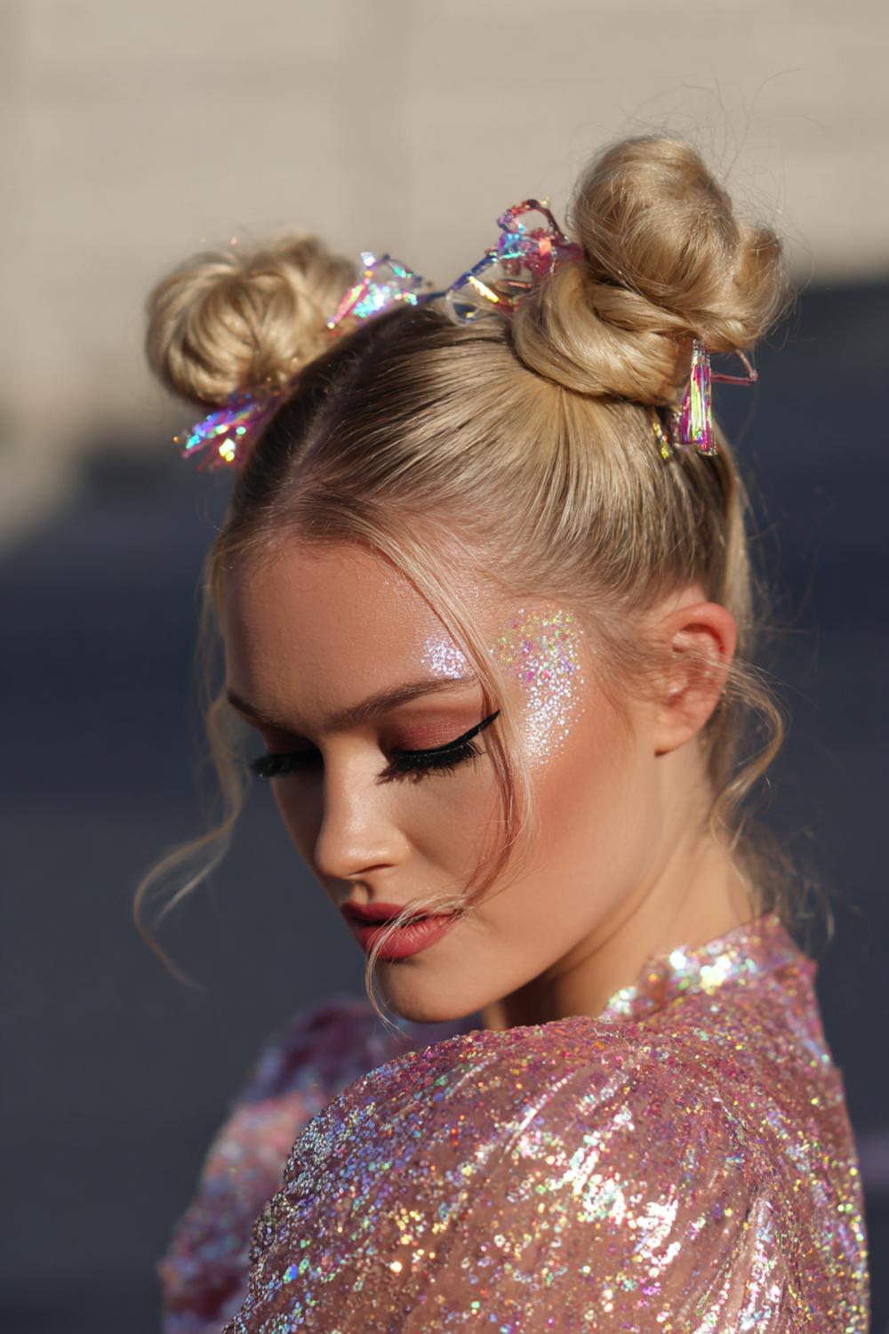 13. Pinterest Haar Inspiration 2026: Space Buns mit Glitzer-Scheitel und Festival-Gloss