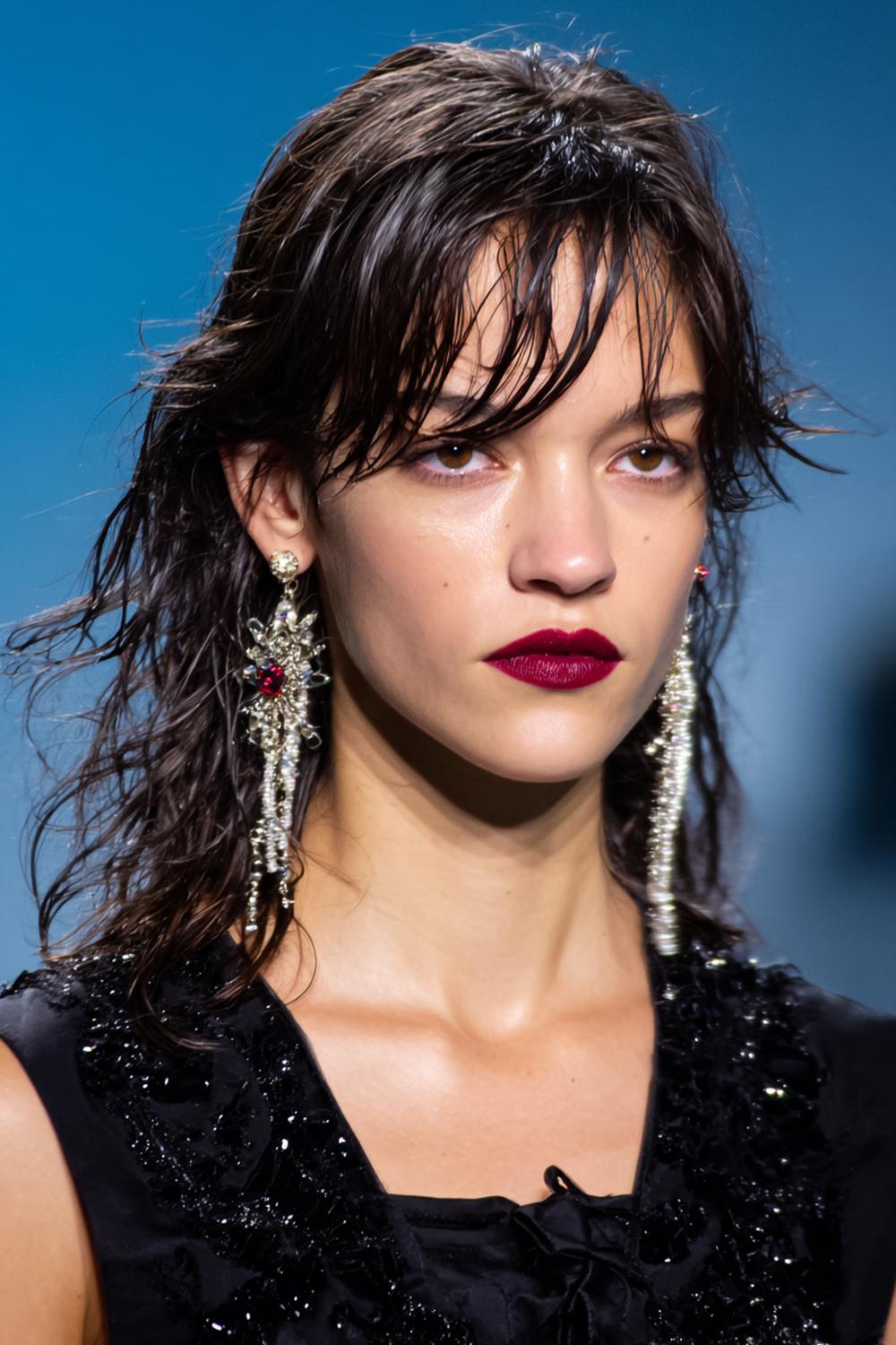 14. Pinterest Haar Inspiration 2026: Wet Look Hair mit Kammwellen und Statement-Ohrringen