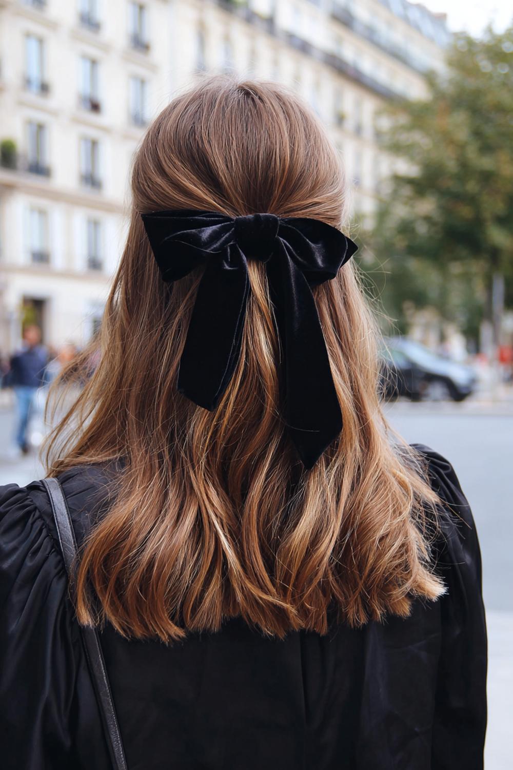 15. Pinterest Haar Inspiration 2026: Half-Up Bow mit Samtschleife und sanften Locken
