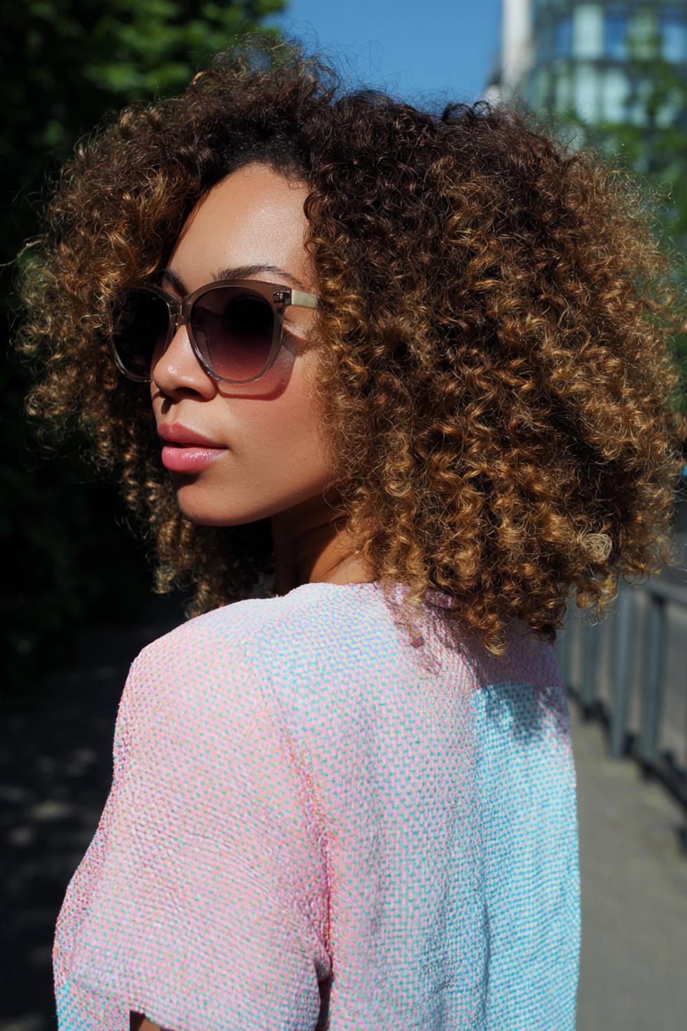 21. Pinterest Haar Inspiration 2026: Natural Curls mit Diffusor-Volumen und definierter Kontur