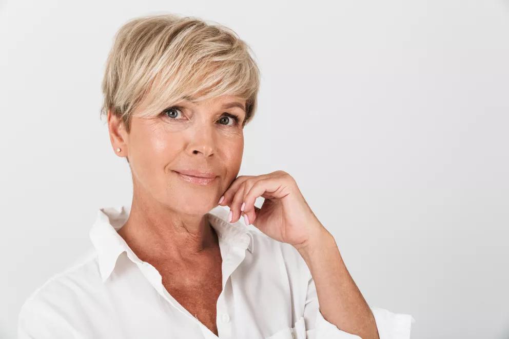 Blonder Pixie für reife Frauen
