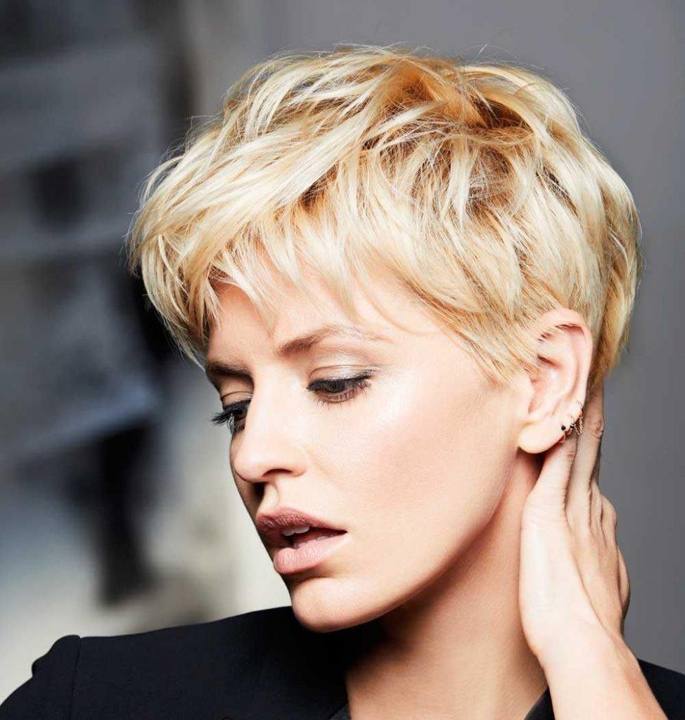 Pixie Cut feines Haar blond Ideen für mehr Volumen