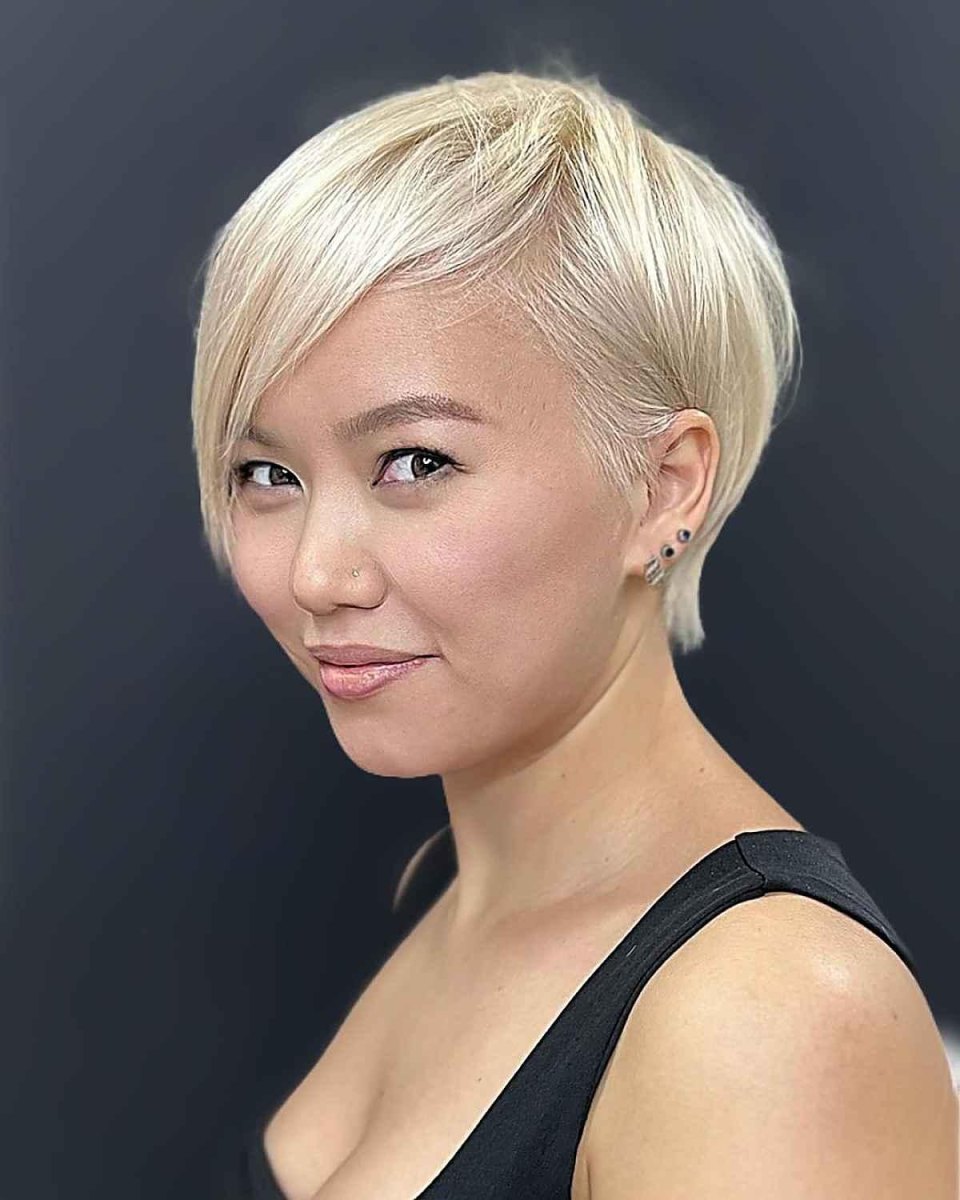 Pixie Cut mit Seitenscheitel