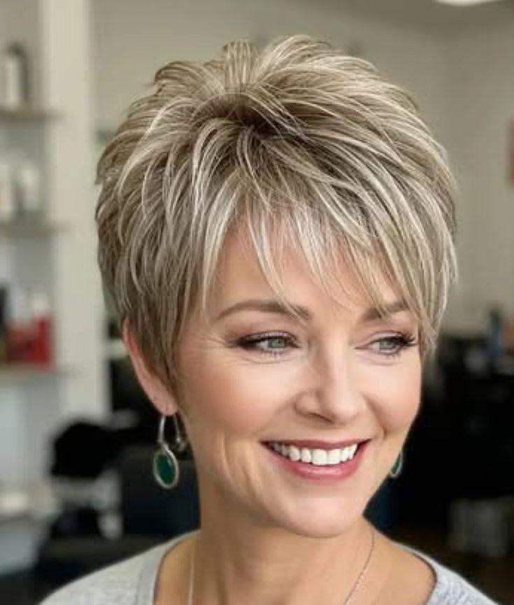 Pixie mit blonden Strähnen