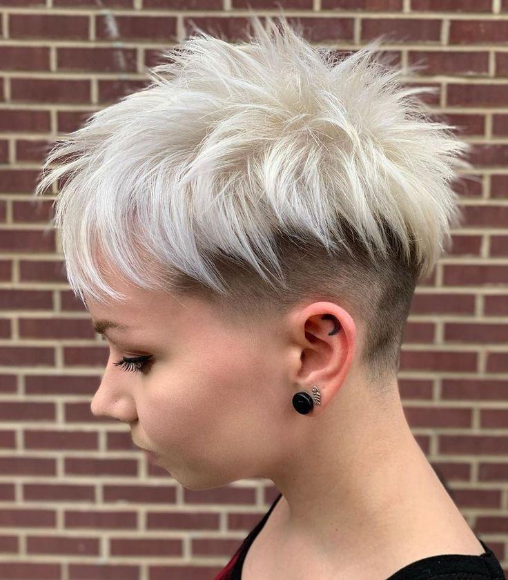 Platinblonder Pixie Undercut edgy