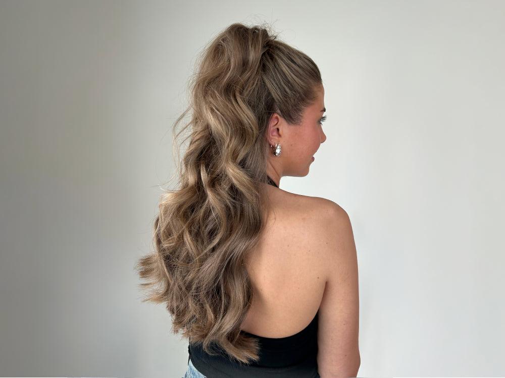 Ponytail mit weichen Beach Waves und lockeren Spitzen