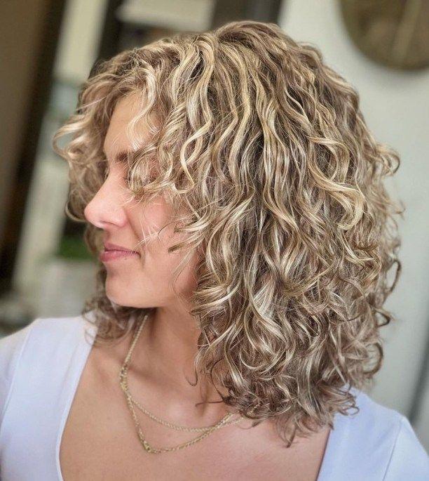Locken blonde Strähnen mittellang