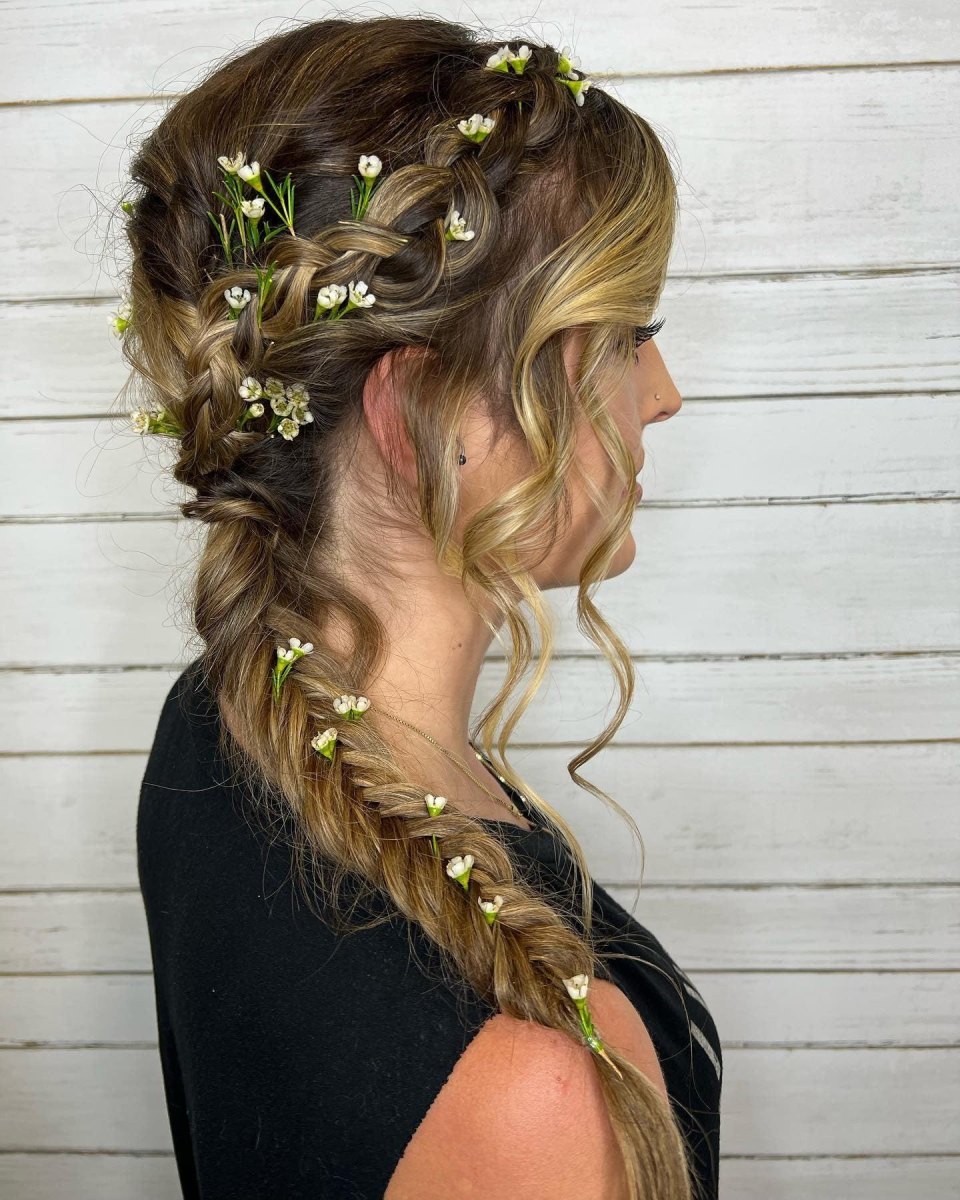Romantischer Fischgrätenzopf mit kleinen Blumen im Haar
