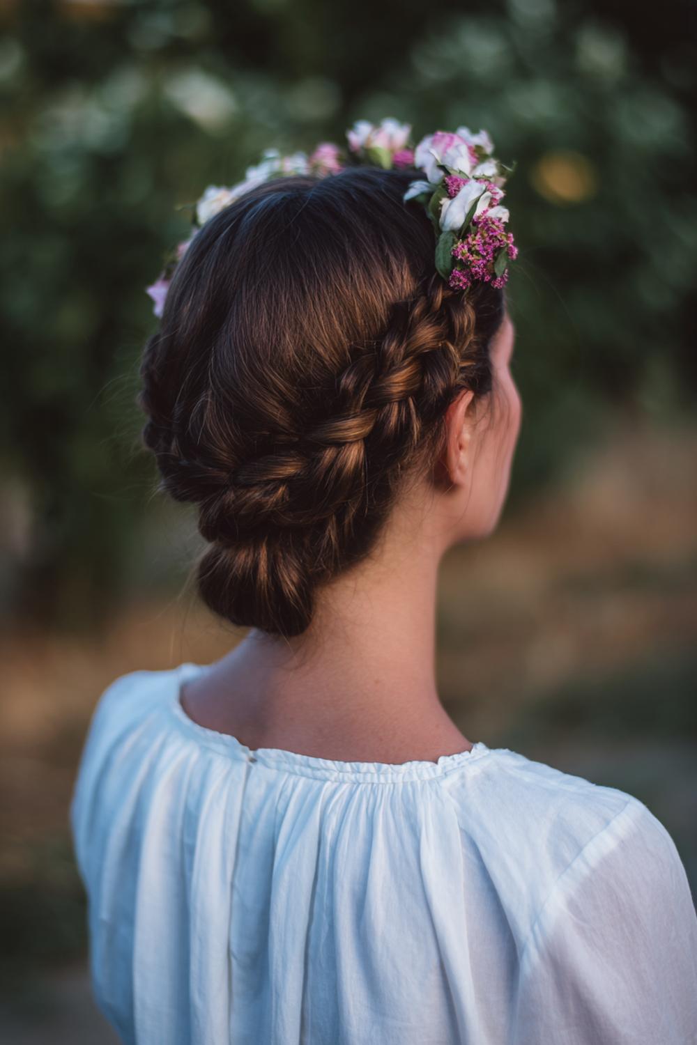 10. Milkmaid Braids Frisur mit Kranzform und unsichtbaren Nadeln