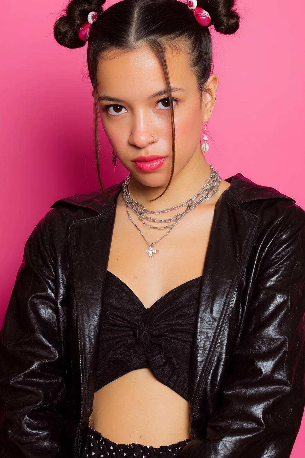 10. Schnelle Frisur: Mini-Buns (Space Buns) mit Mittelscheitel und „Undone“-Spitzen