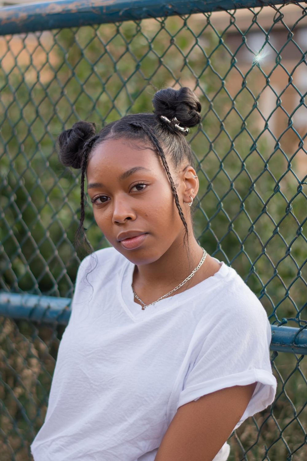 11. Mini-Space Buns Frisur mit Mittelscheitel und glänzenden Strähnen