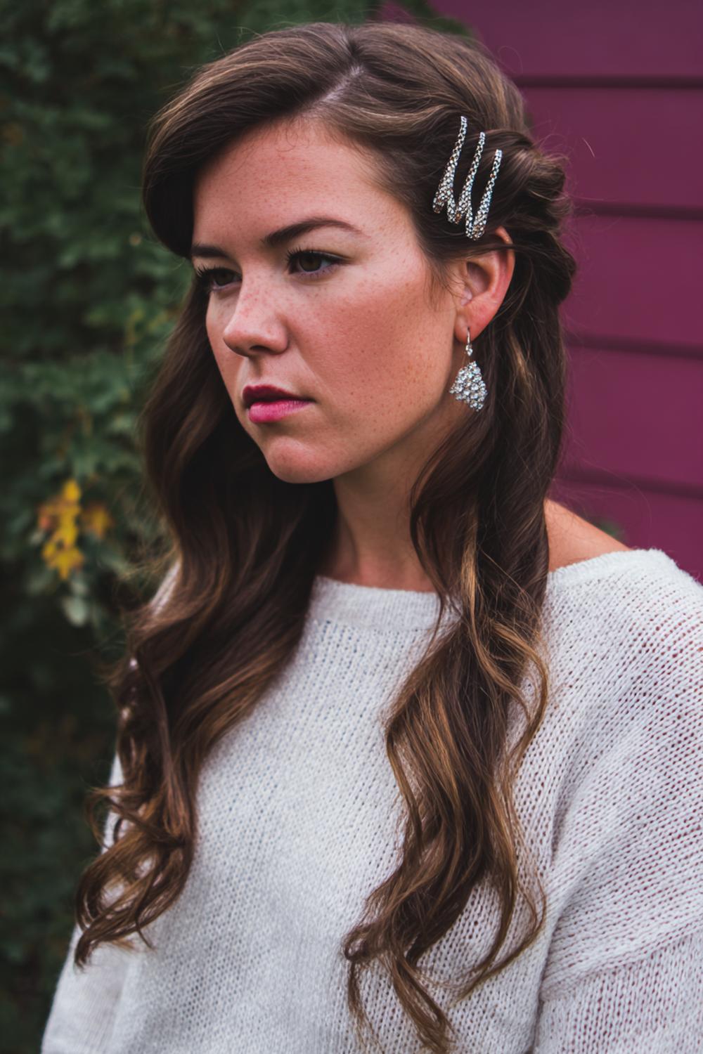 12. Side-Swept Hairpin Frisur mit diagonaler Linie und Statement-Klammern