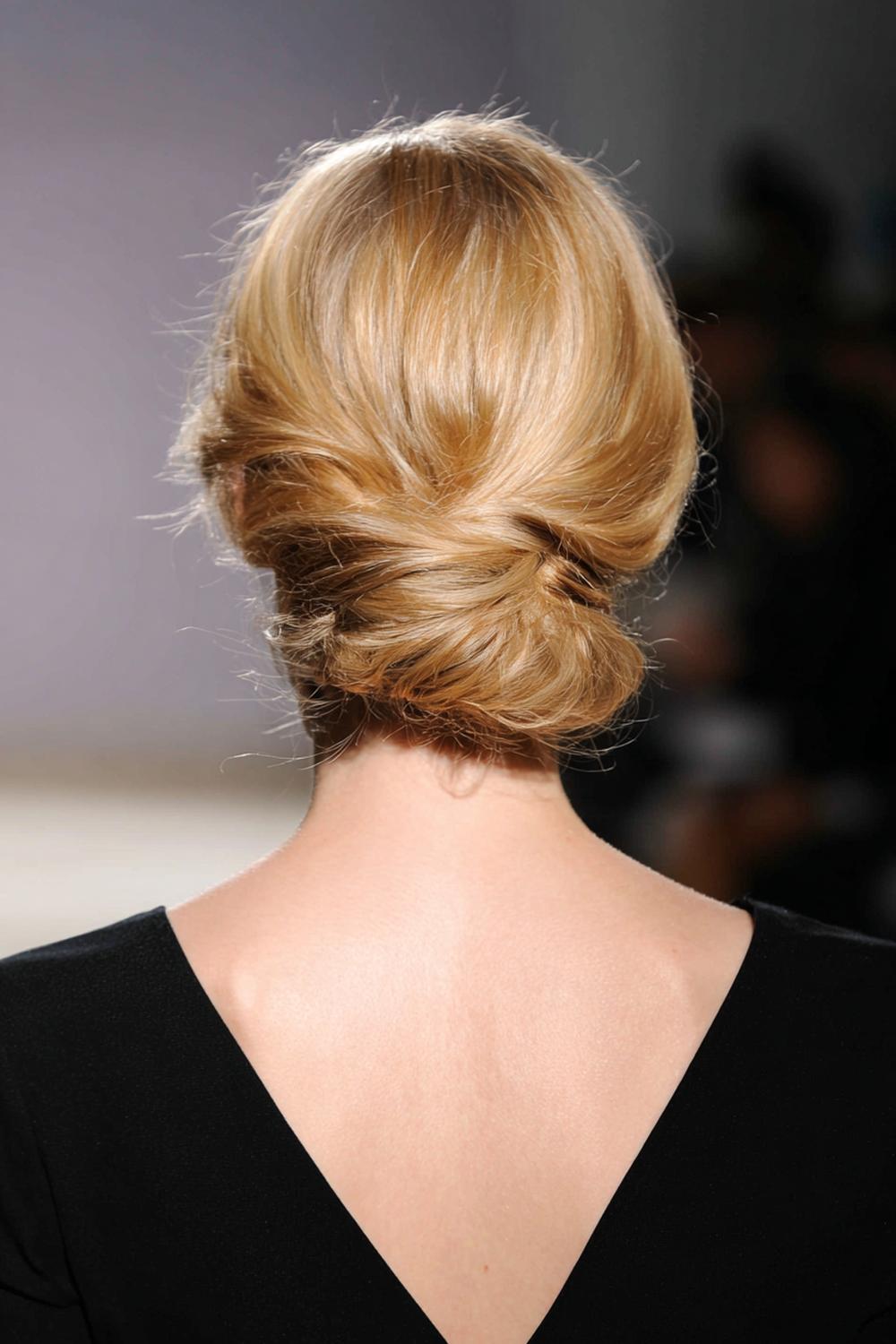 13. Schnelle Frisur: Low Chignon mit Seitenscheitel und dekorativer Perlen-Nadel