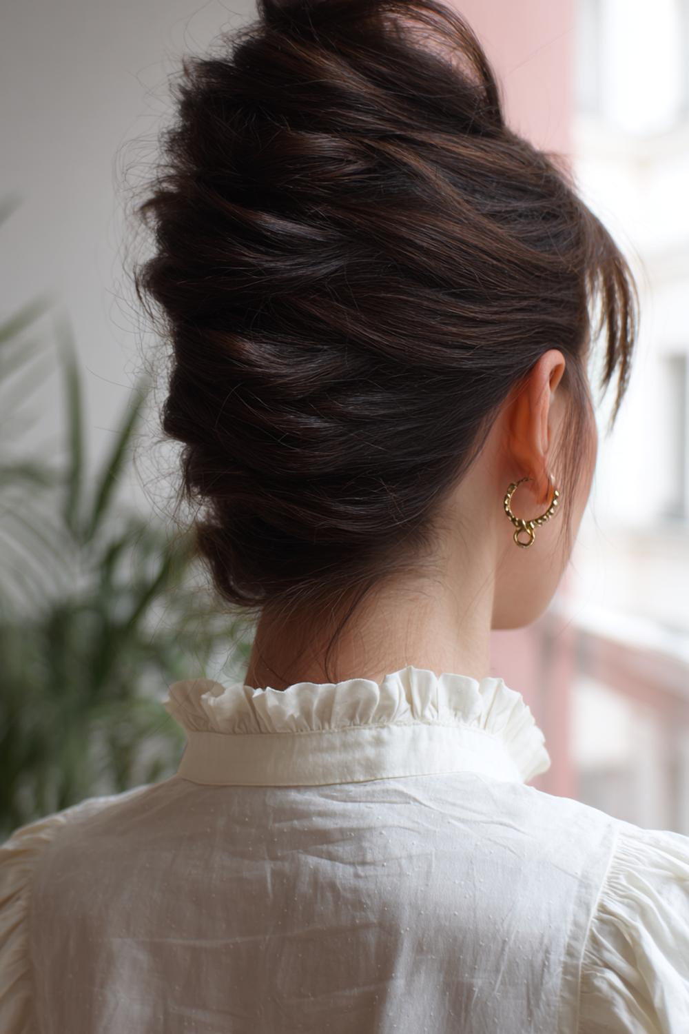 14. French Twist Clip Frisur mit vertikaler Klammer und soften Enden