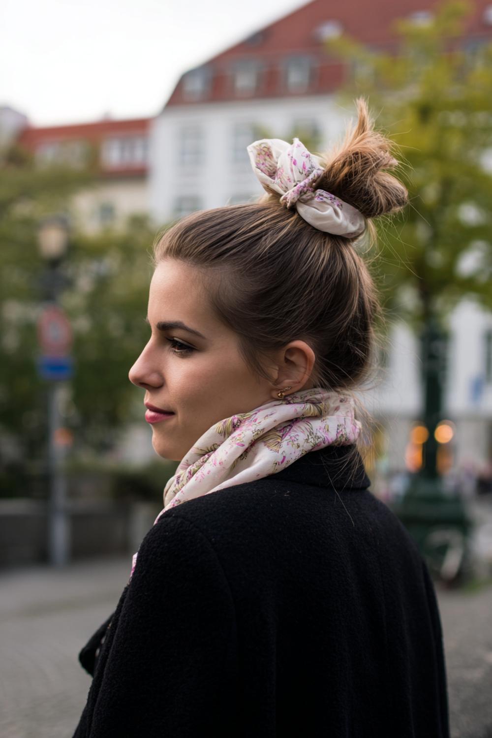 14. Schnelle Frisur: Scarf Bun mit gemustertem Tuch und sichtbaren Enden