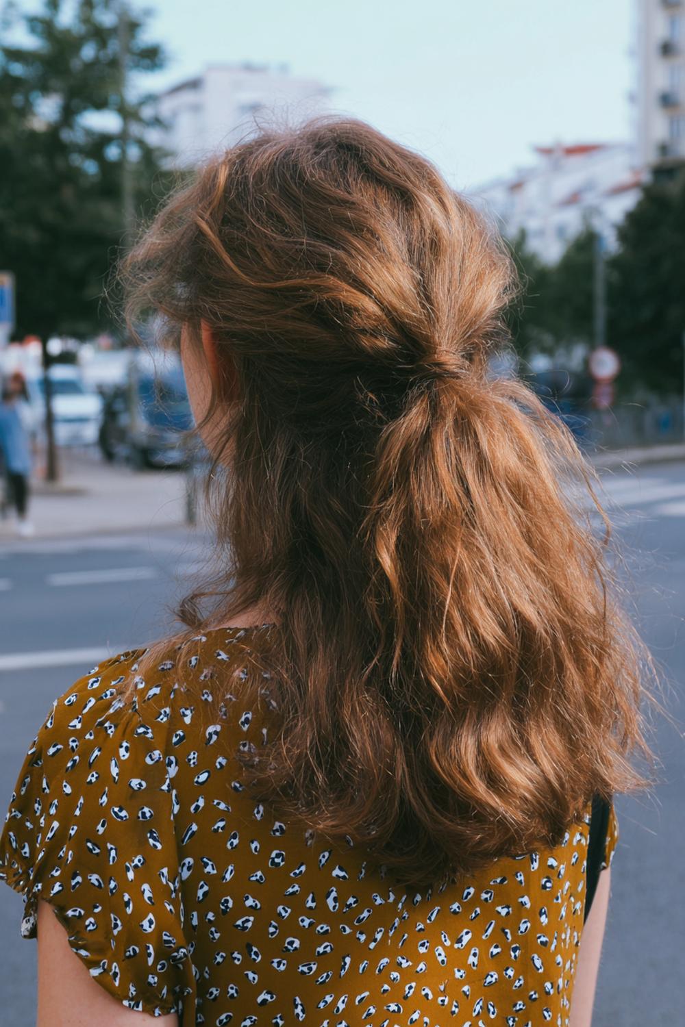 16. Wavy Half Ponytail Frisur mit Mini-Toupierung und seidigem Finish