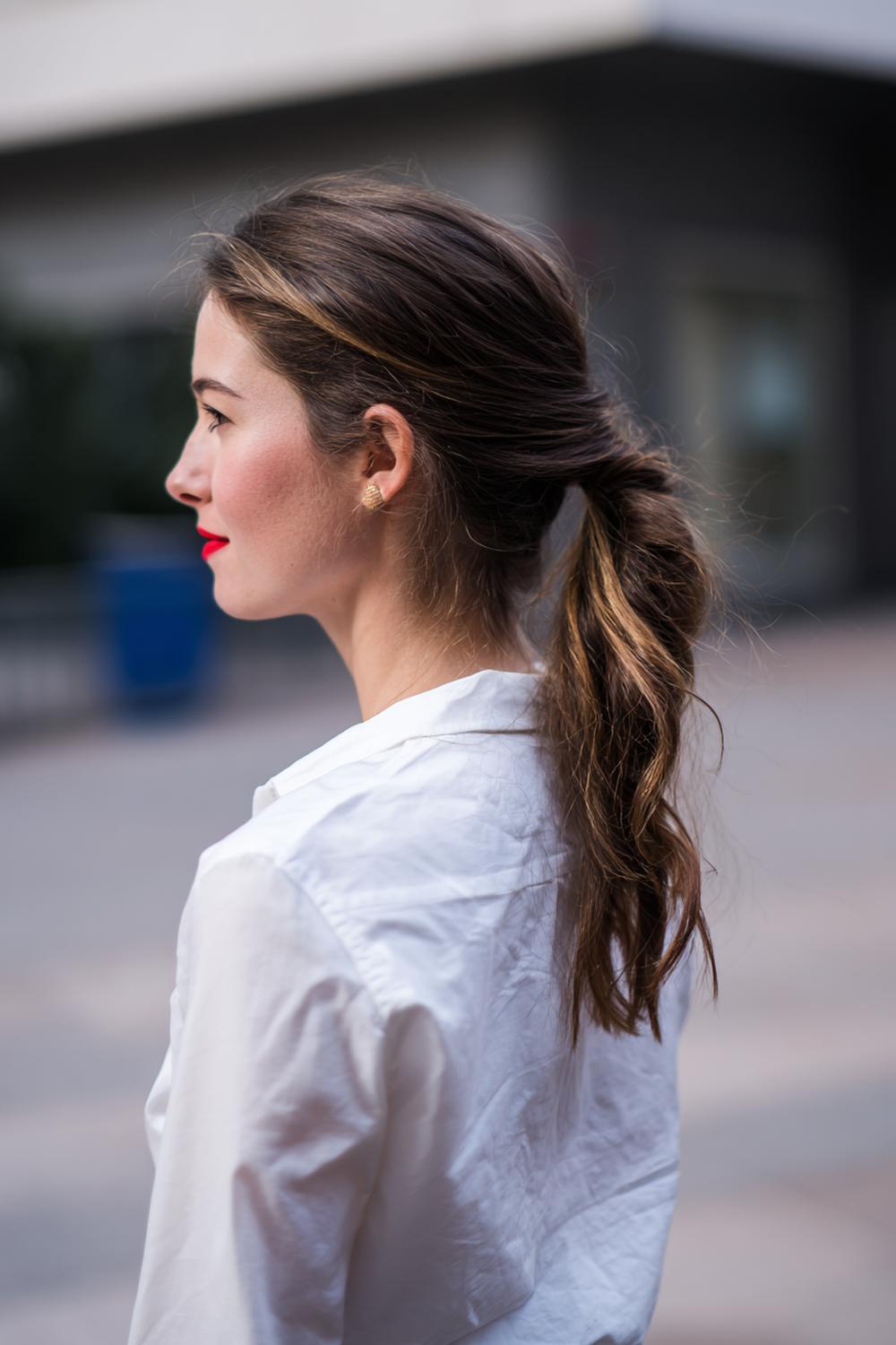 17. Schnelle Frisur: Twist-Ponytail mit gedrehter Seitenpartie und tiefem Sitz