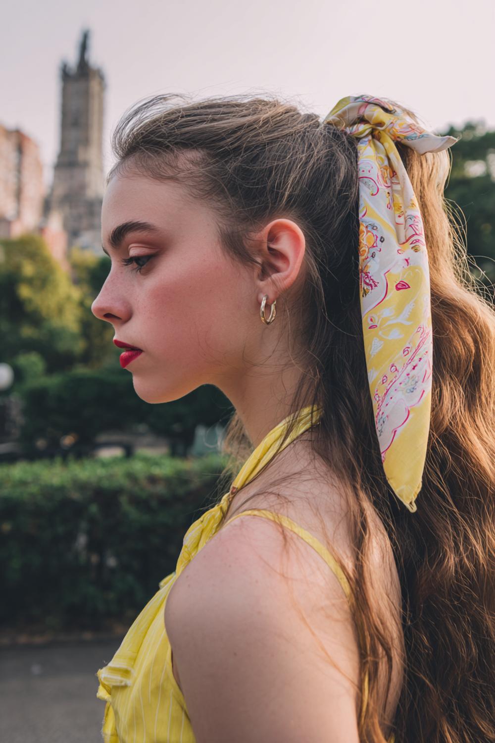 19. Bandana-Ponytail Frisur mit gemustertem Tuch und Sommer-Vibe