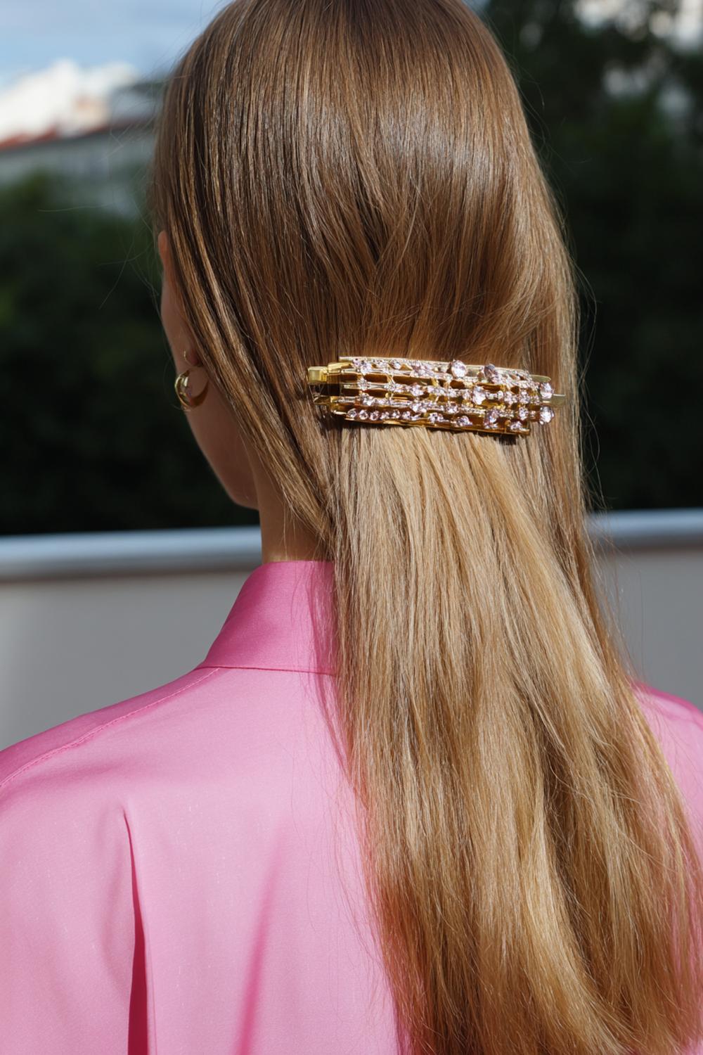 19. Schnelle Frisur: Hair-Clip Statement mit glattem Deckhaar und langer Spange