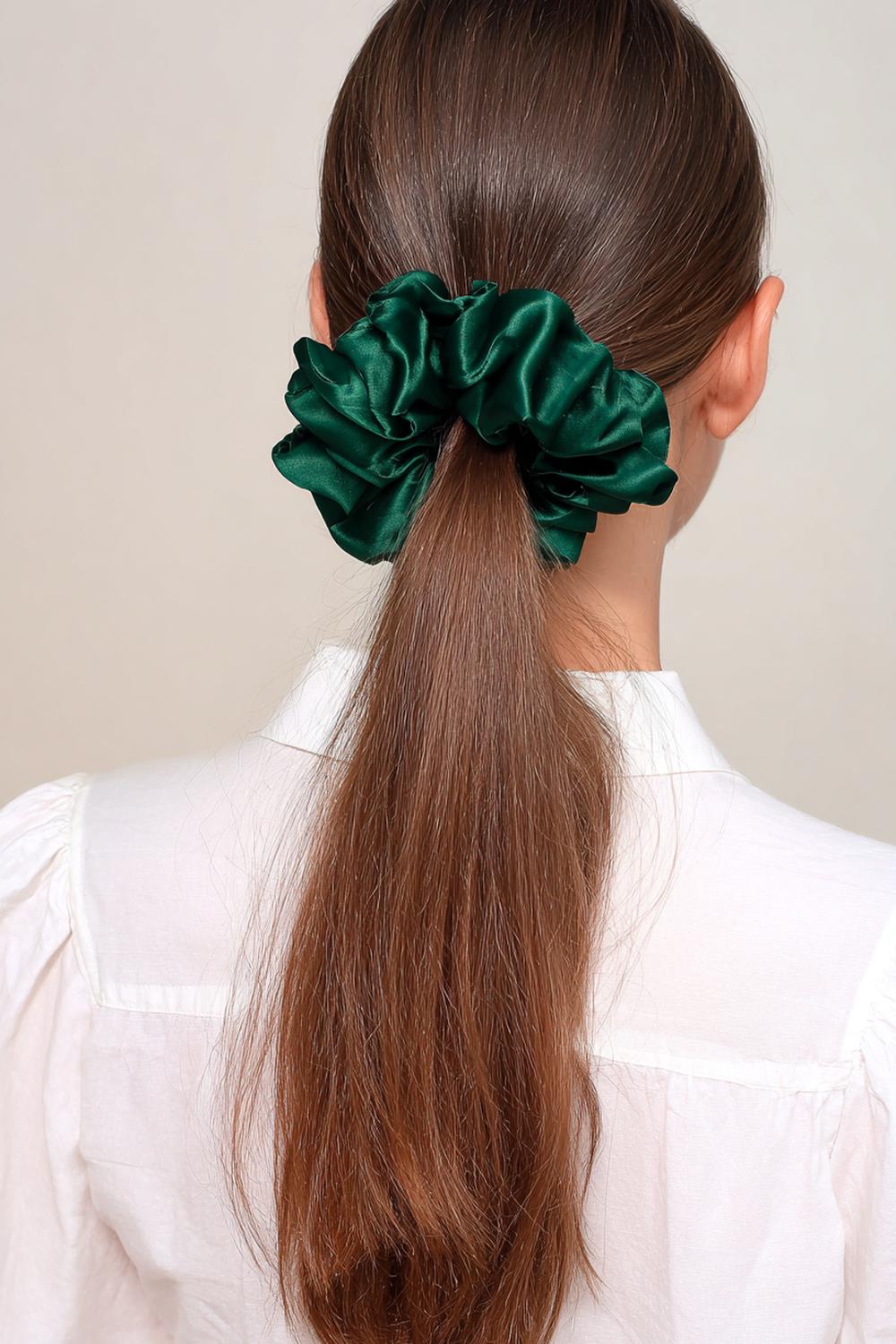 2. Hoher Pferdeschwanz Frisur mit geliftetem Ansatz und Satin-Scrunchie
