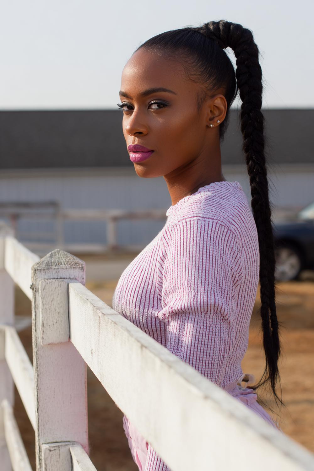 20. Schnelle Frisur: Sleek Braided Ponytail mit straffem Ansatz und geflochtener Länge